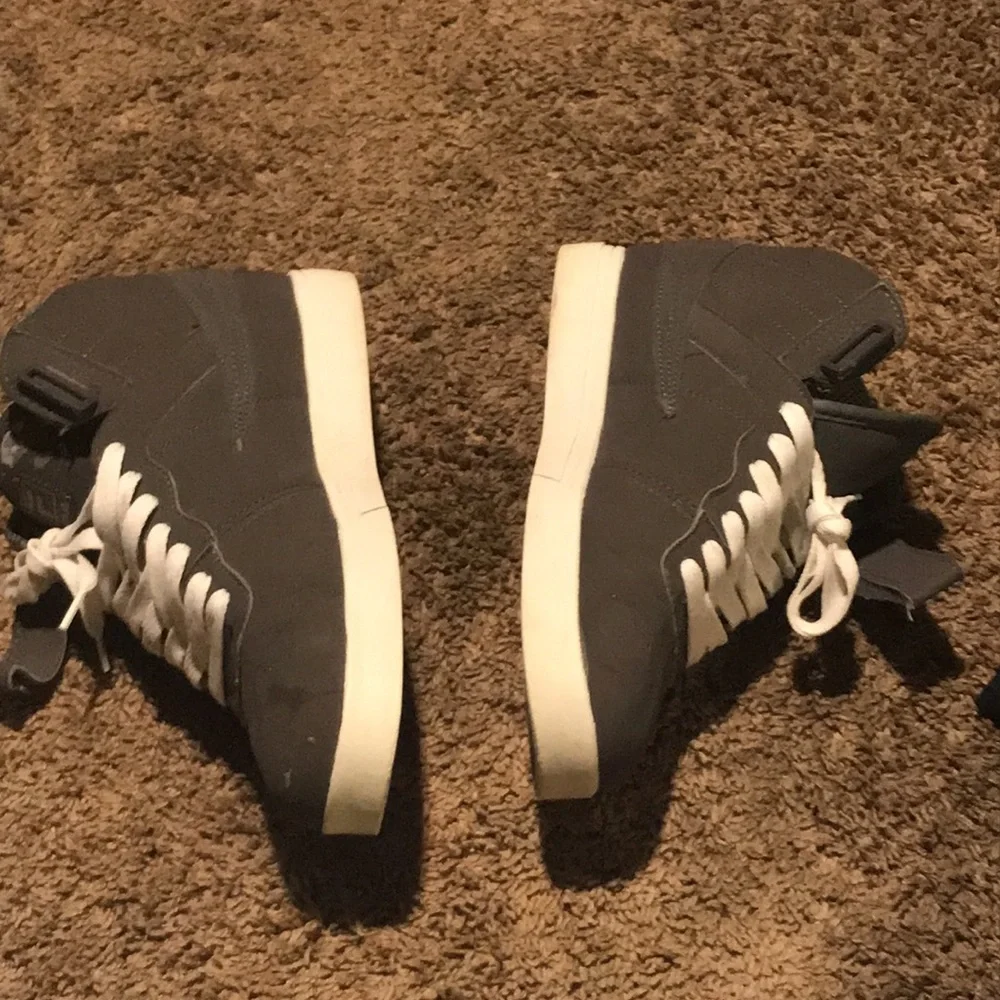 Fila gray sneakers hi top good condition light wear Sz.9.5 - Picture 4 of 6